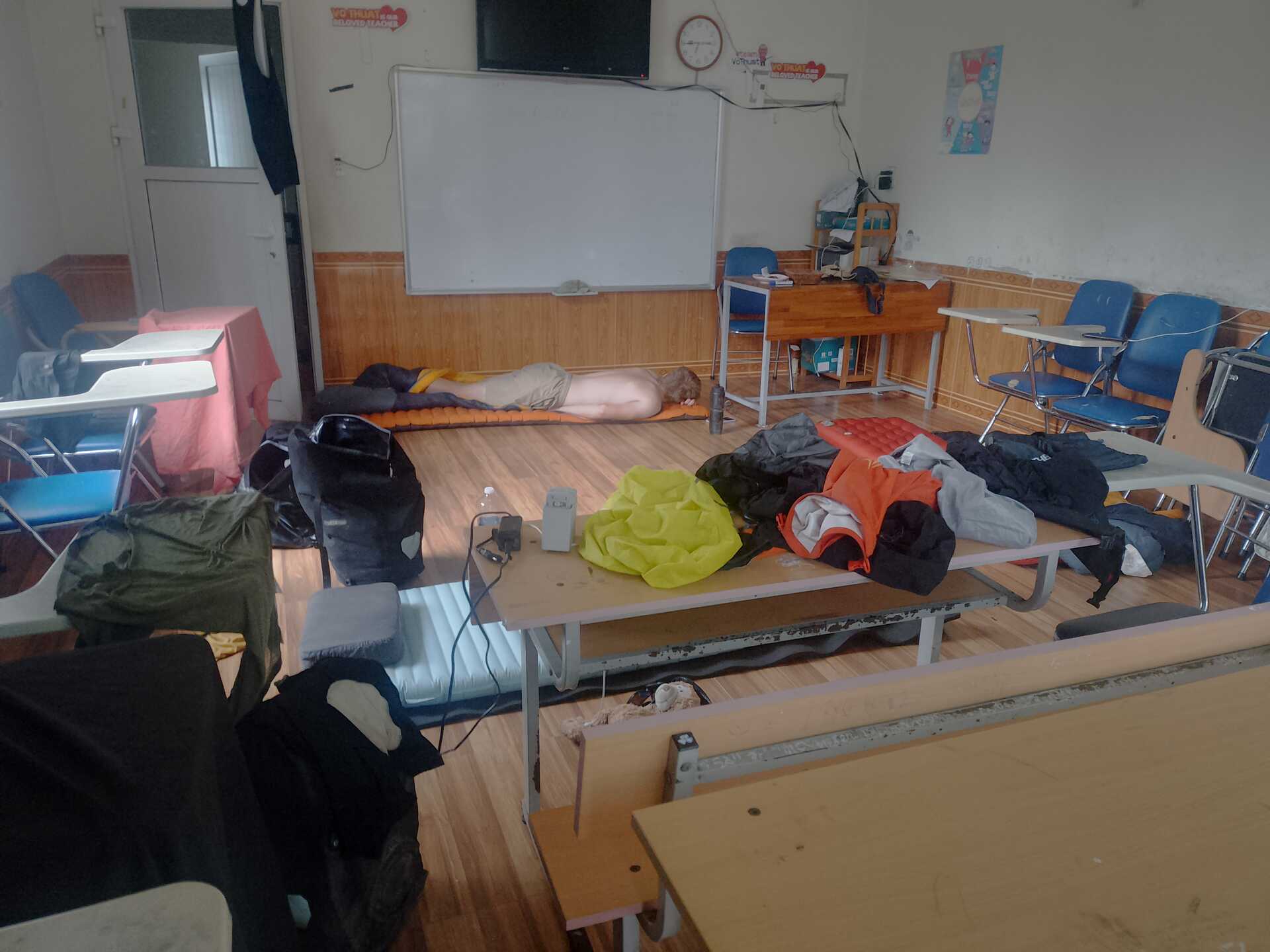 Schlafen im Klassenraum
