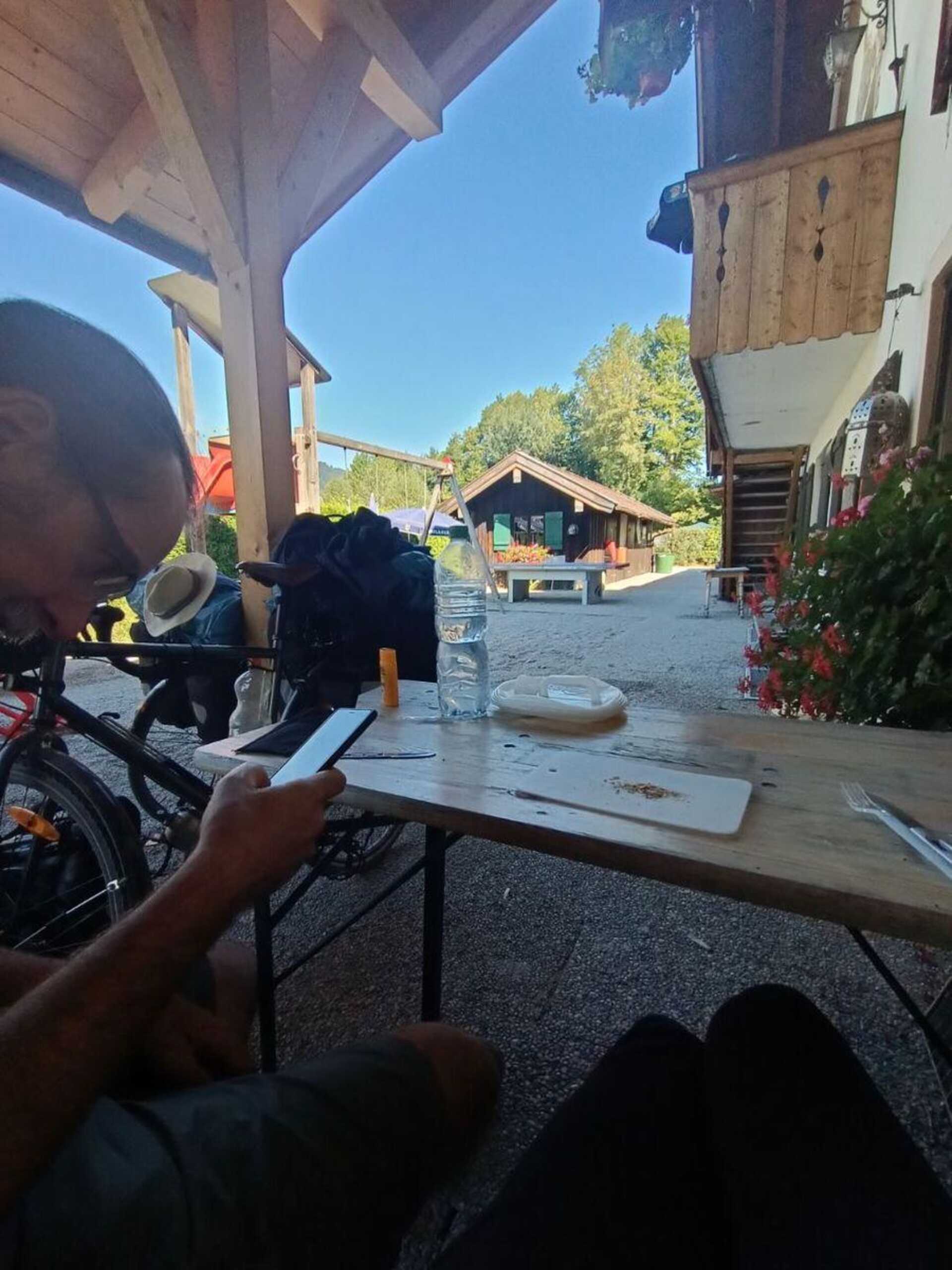 Brot und Käse auf der Terrasse