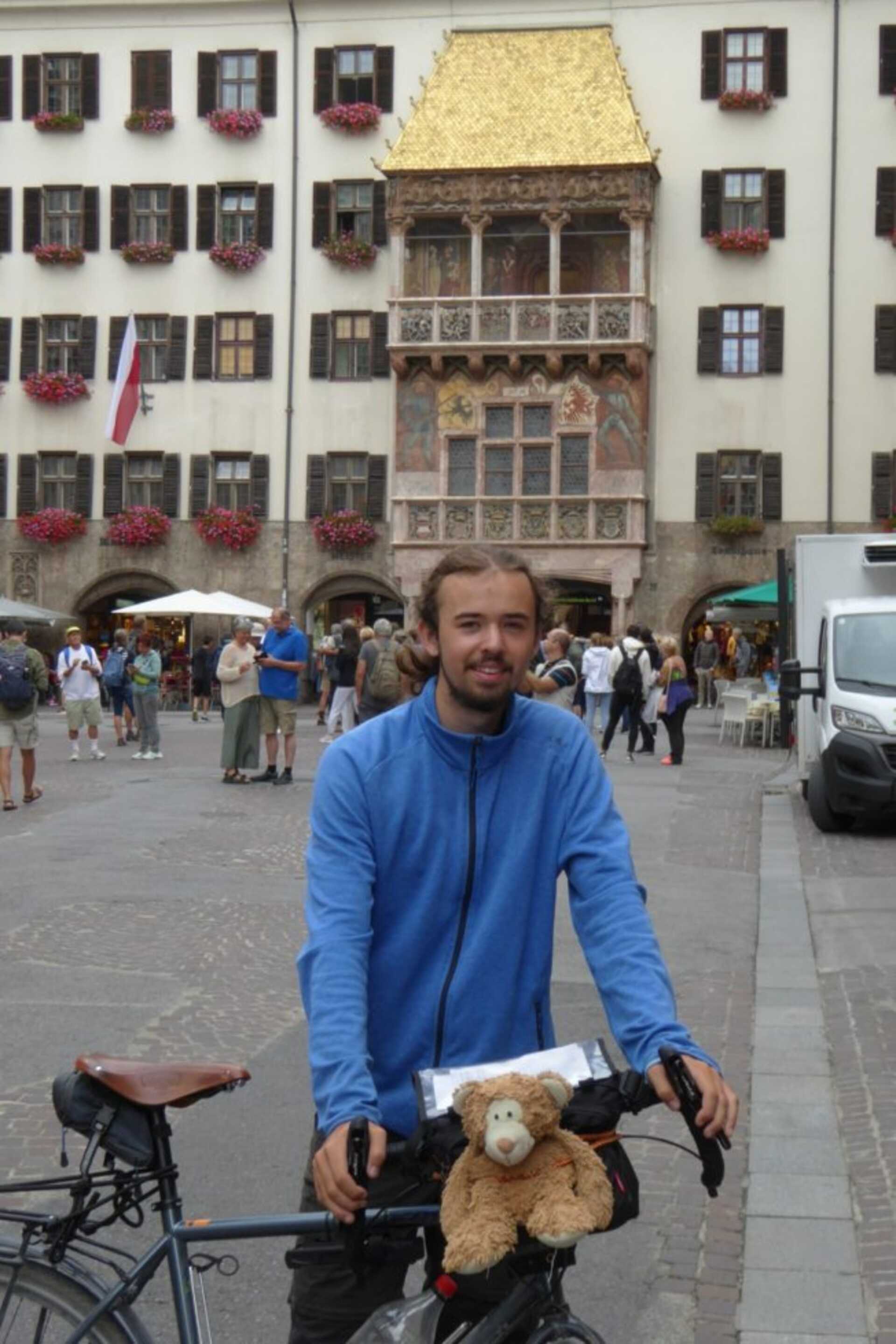 Ich vor dem goldenen Dacherle
