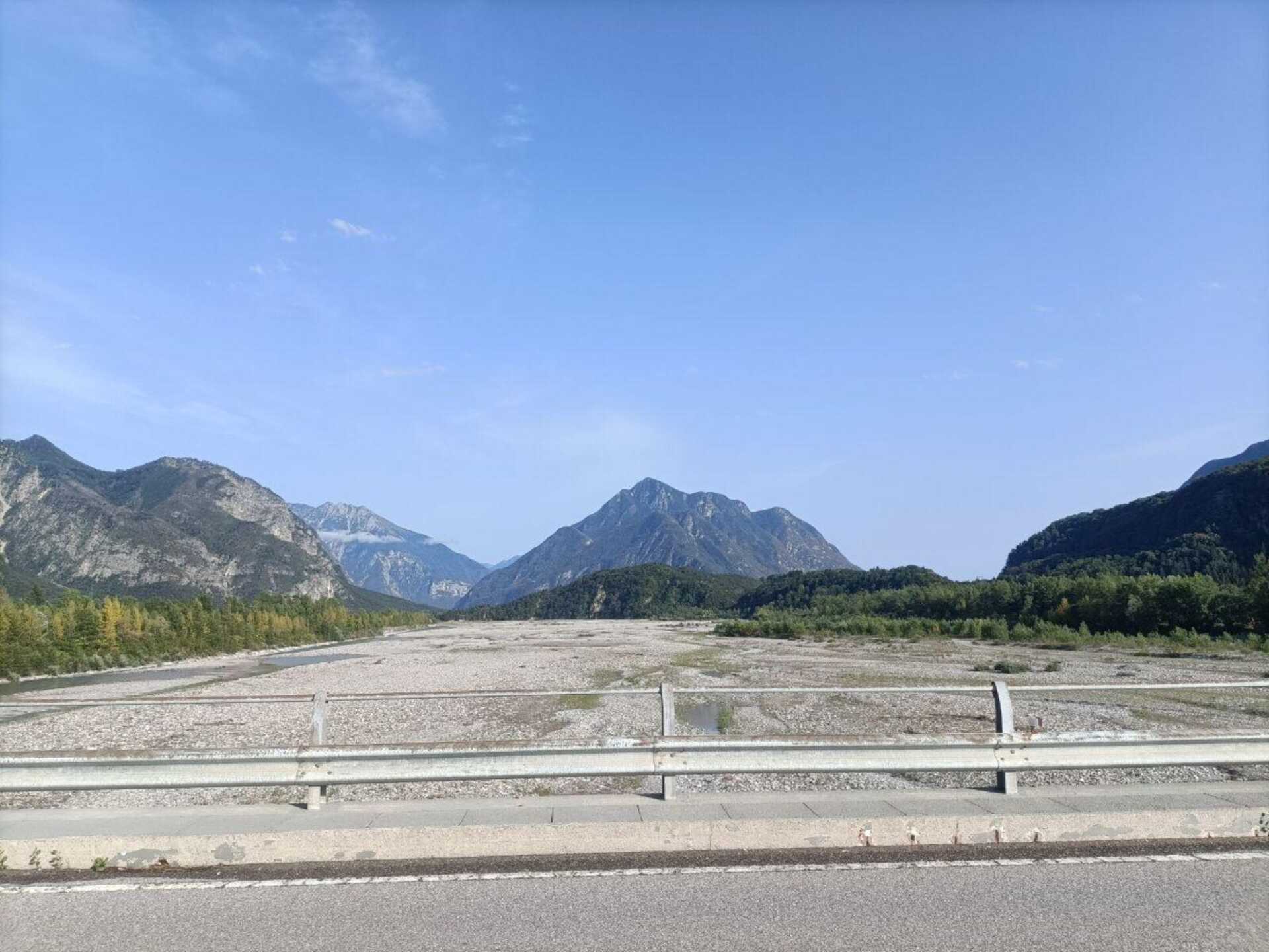 Brücke vor Buja mit Blick auf die Berge